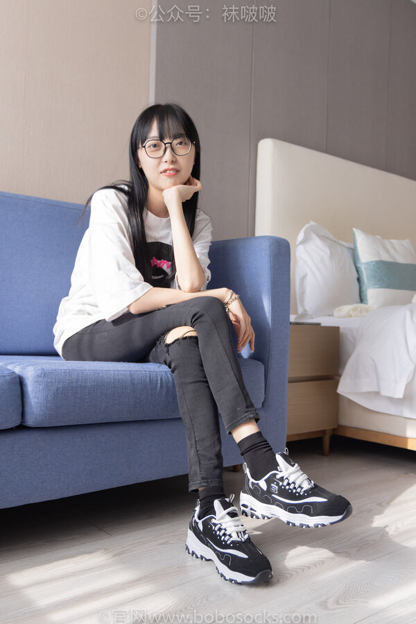 袜啵啵 055期：稚予-斯凯奇运动鞋、白棉袜、黑棉袜